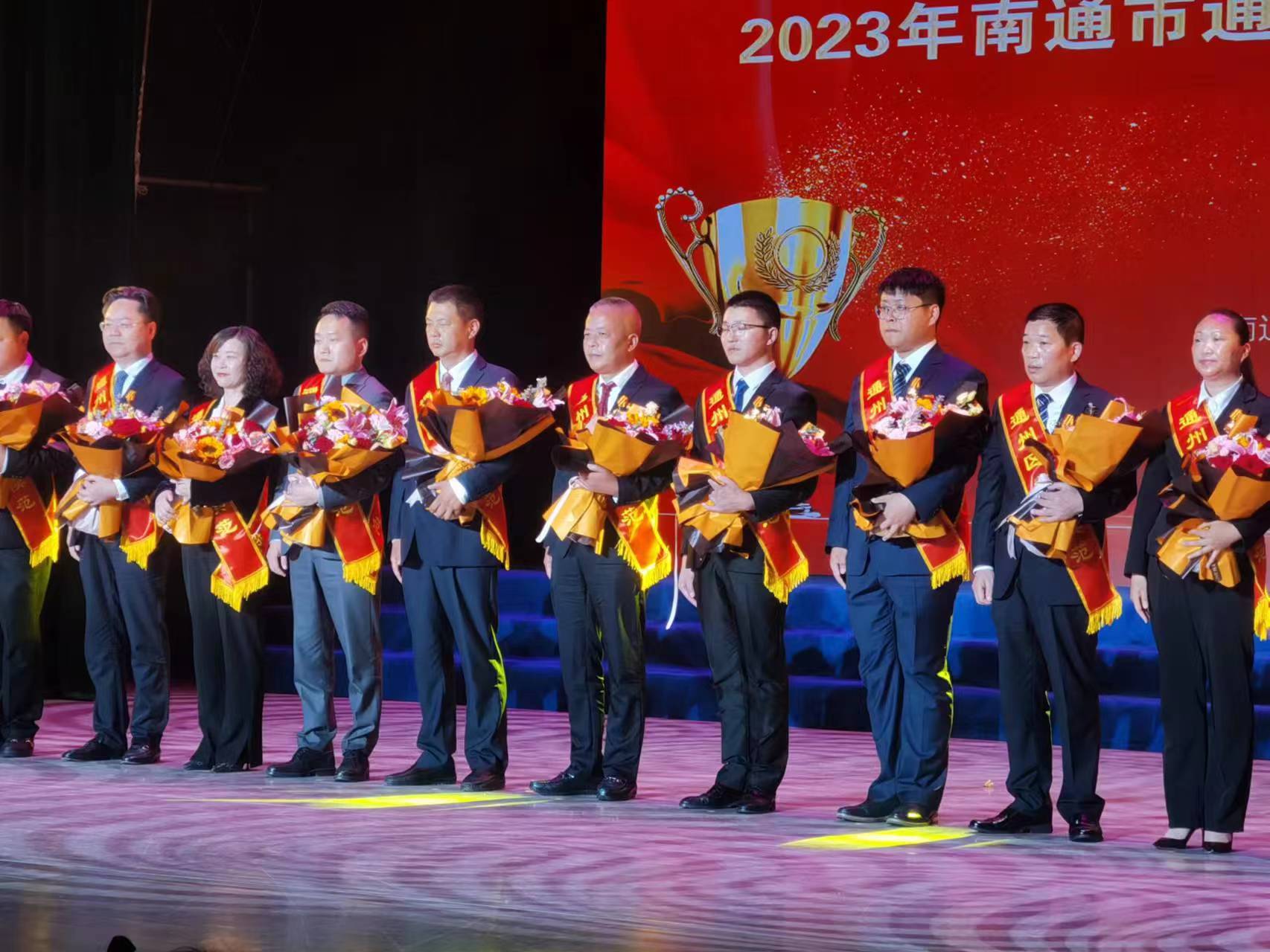 顧國新(右五)在勞模頒獎(jiǎng)儀式現(xiàn)場