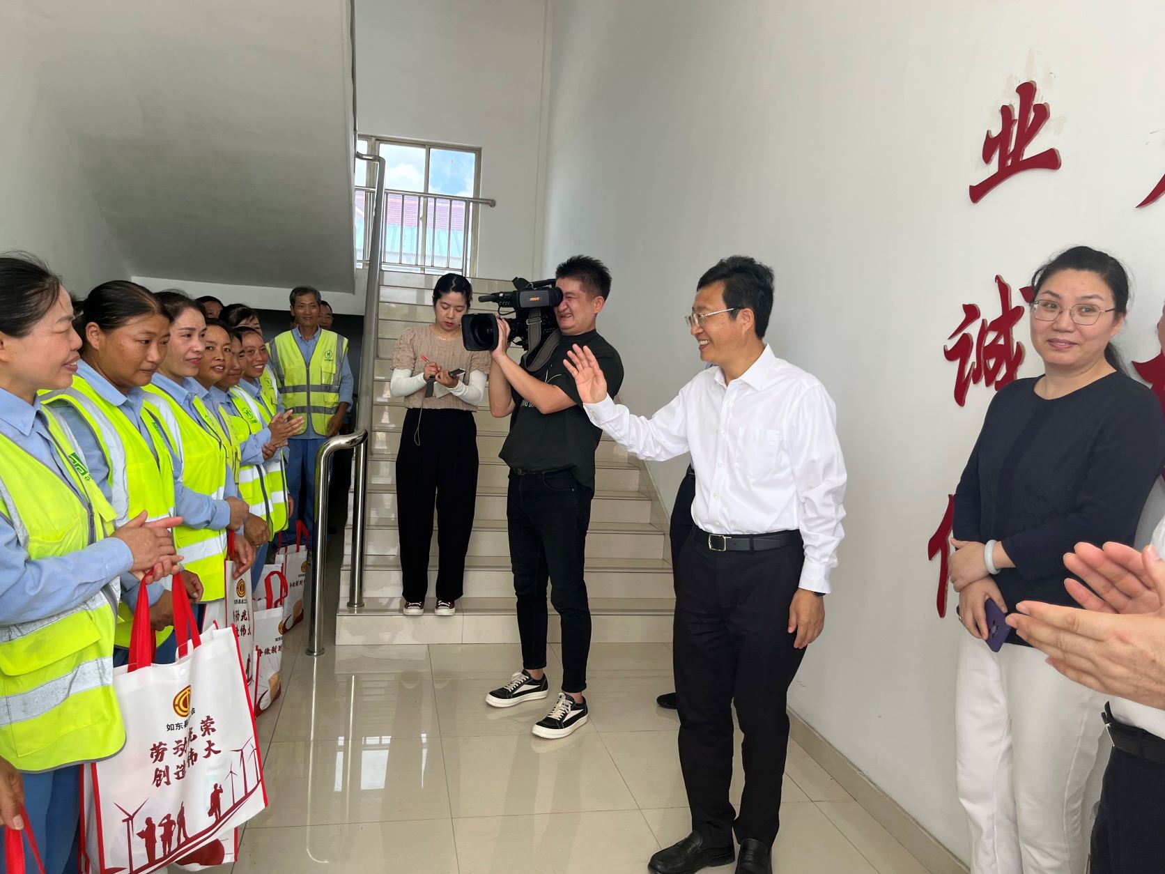 1.如東縣委書記慰問天恒環衛工人