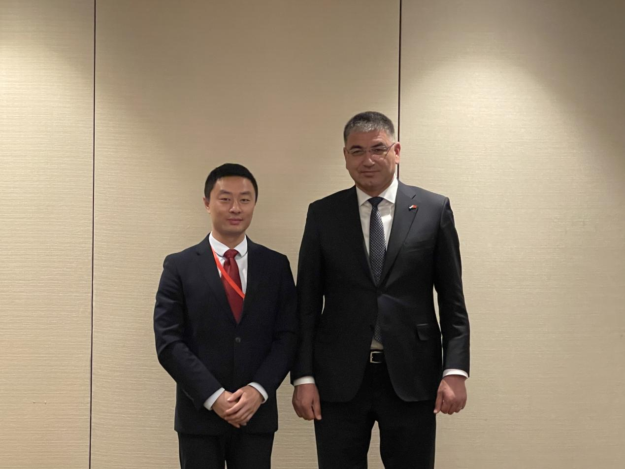 劉春陽外事總監（左）與阿茲扎諾維奇州長（右）